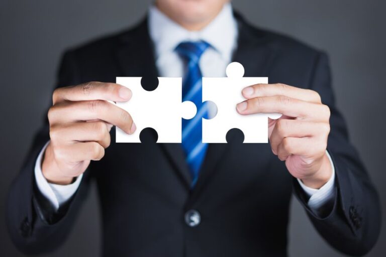 un empresario acerca dos fichas de puzzle
